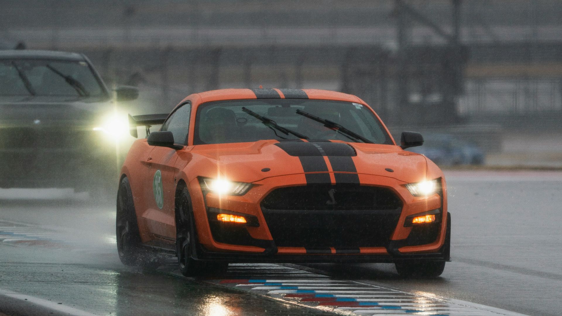 15. Il est très présent dans le monde des courses automobiles