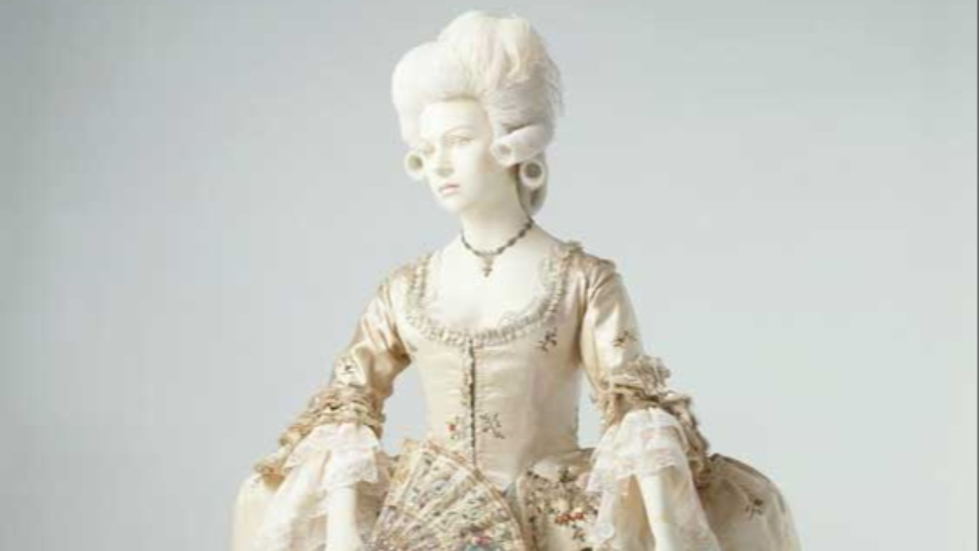 15. Amadeus (1984) et la robe de cour rococo