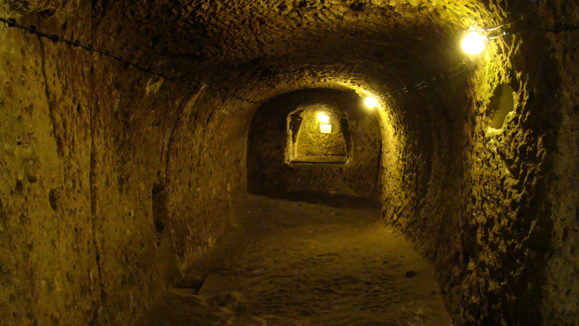 8. Derinkuyu : derrière un mur de cave