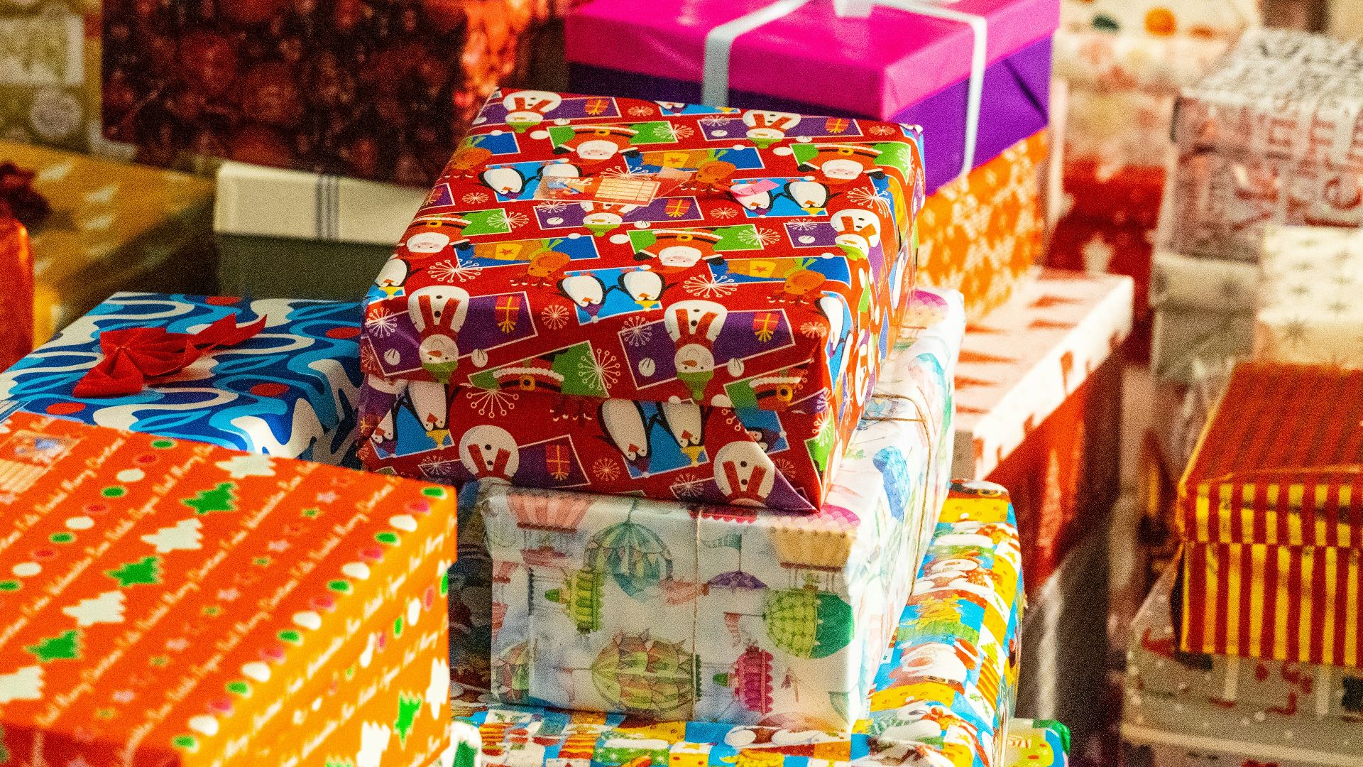 12. Ils veillent à ce que tout le monde voie les cadeaux