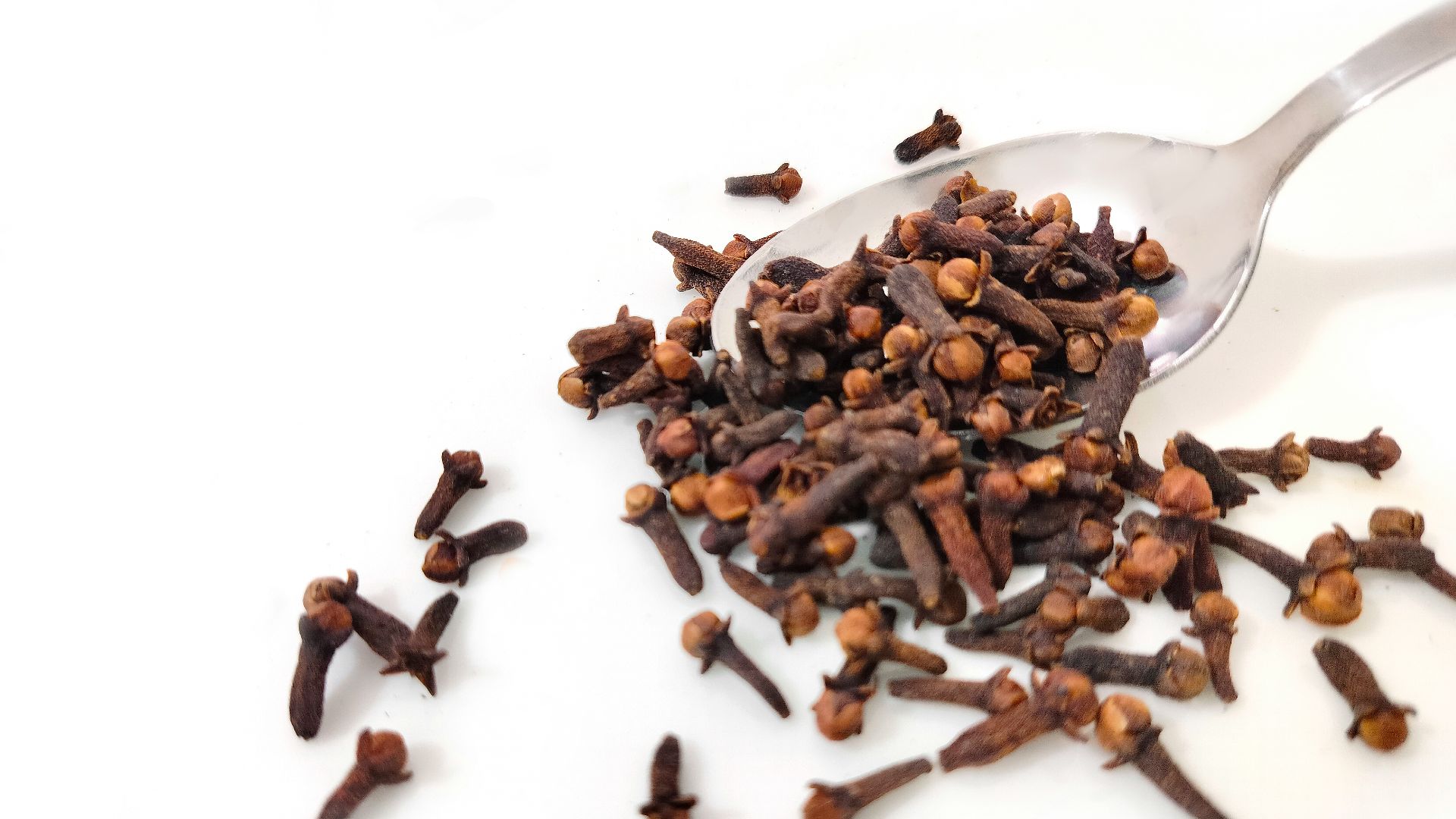 8. L'huile de clou de girofle contre les maux de dents