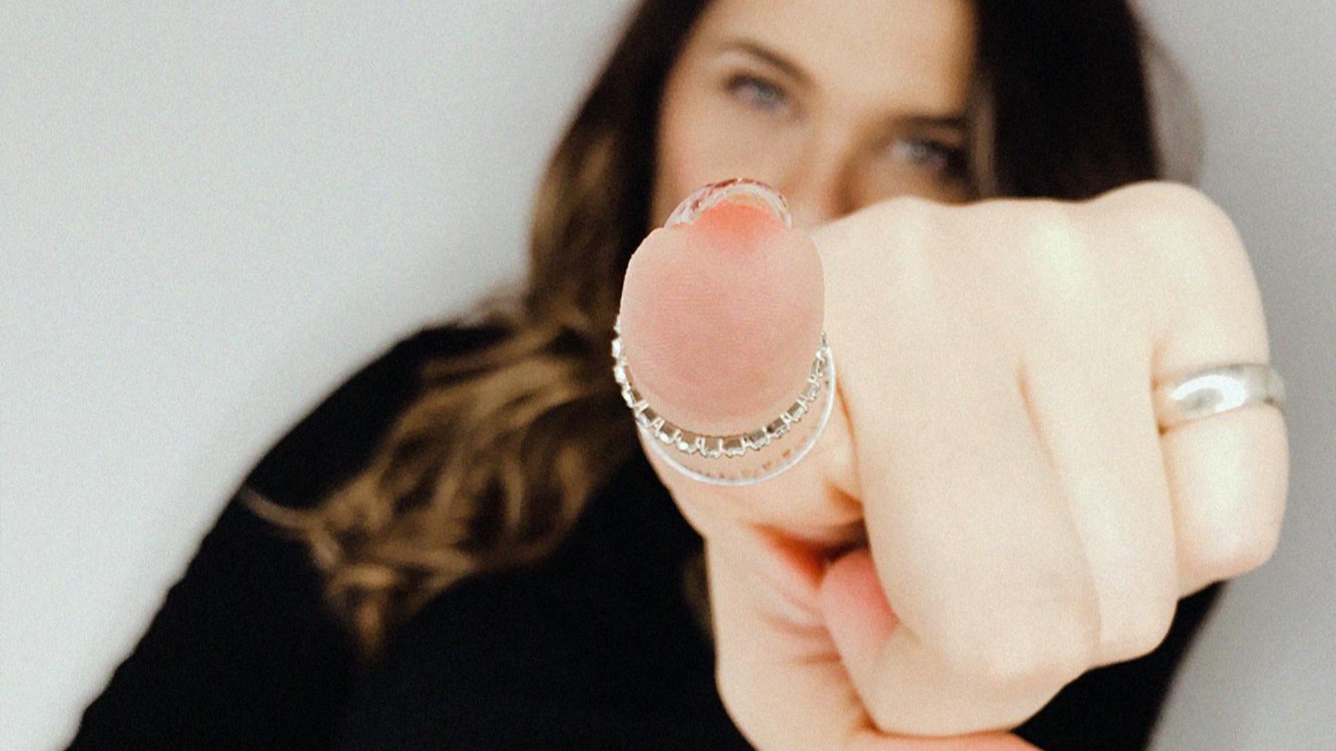 19. Elle surveille la vie de ses amis