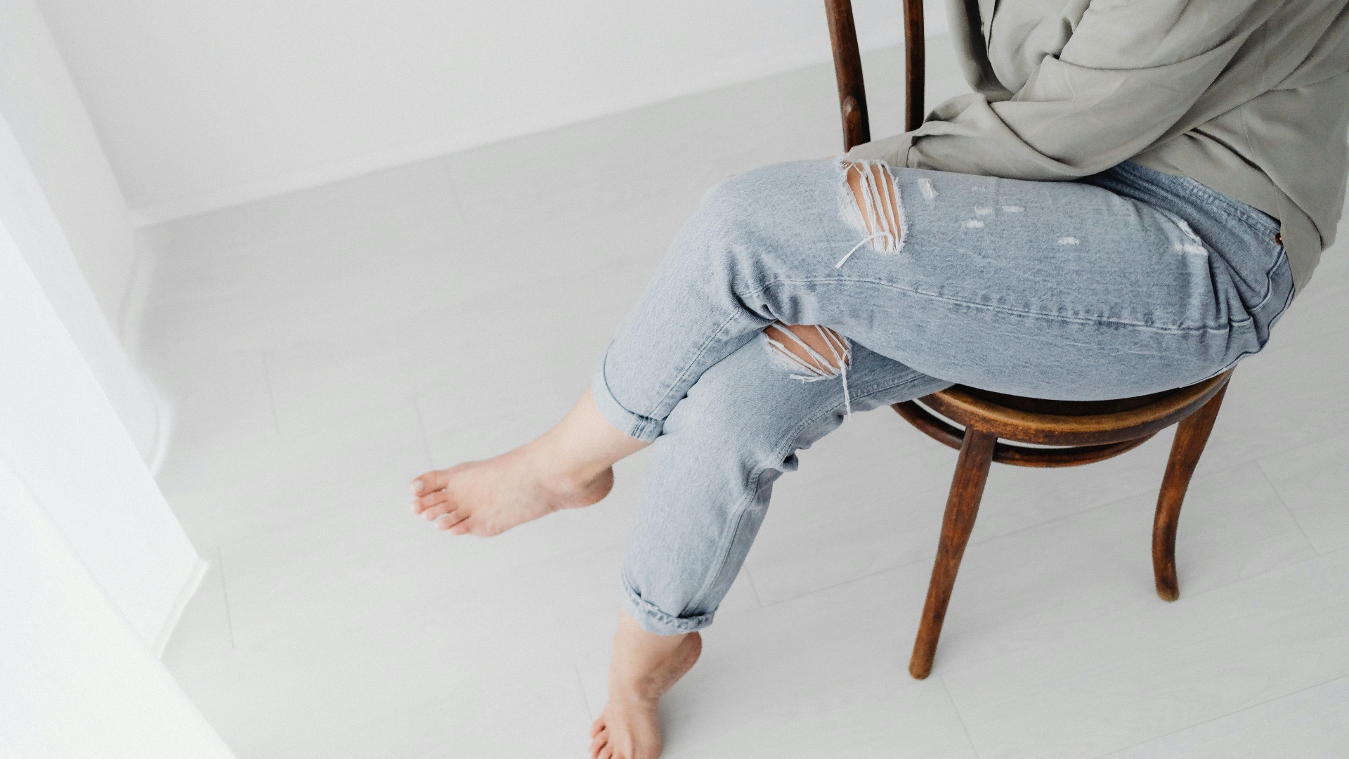 7. Croiser les jambes en position assise