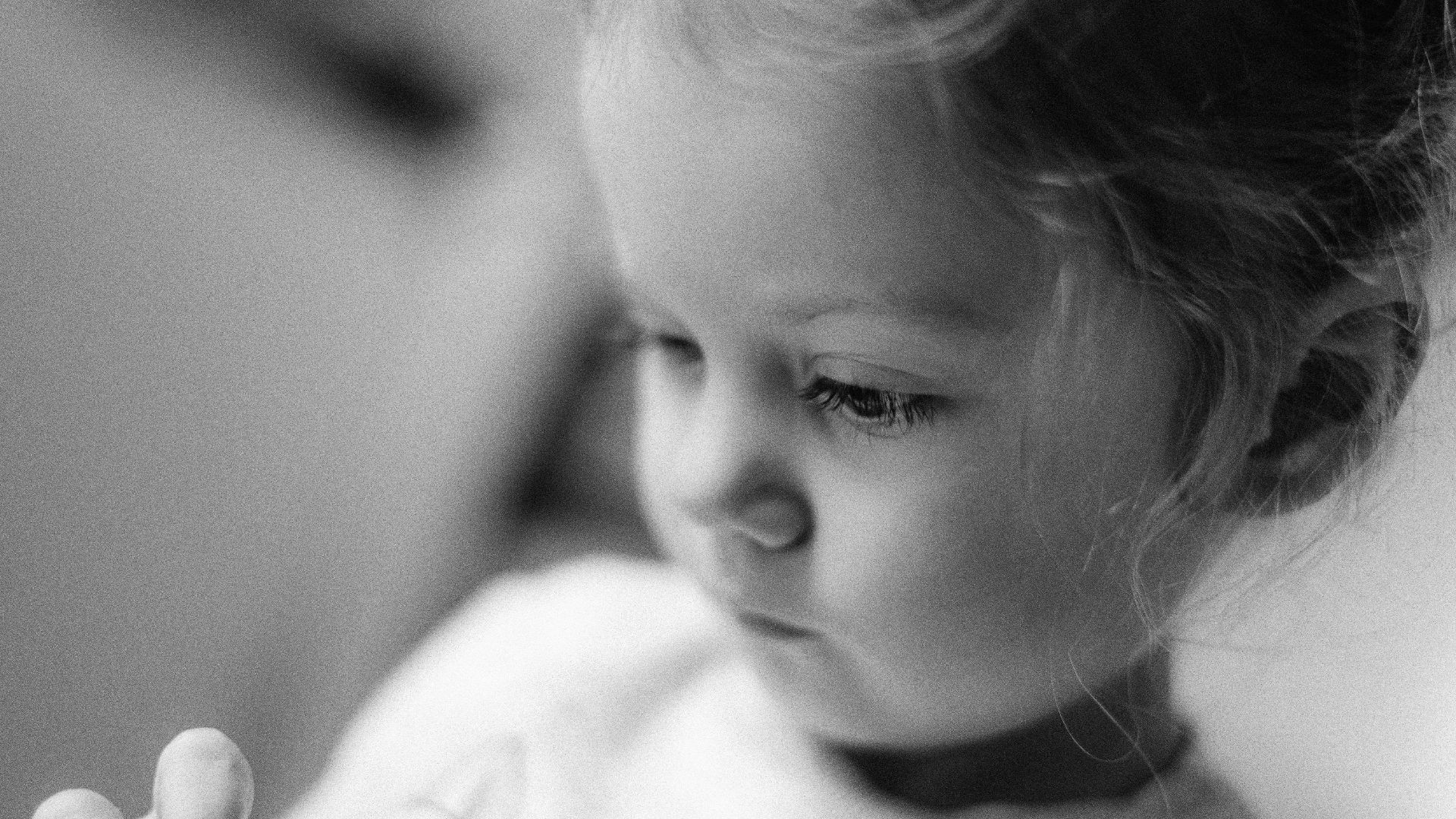 5. Ils réagissent avec colère aux petits accidents