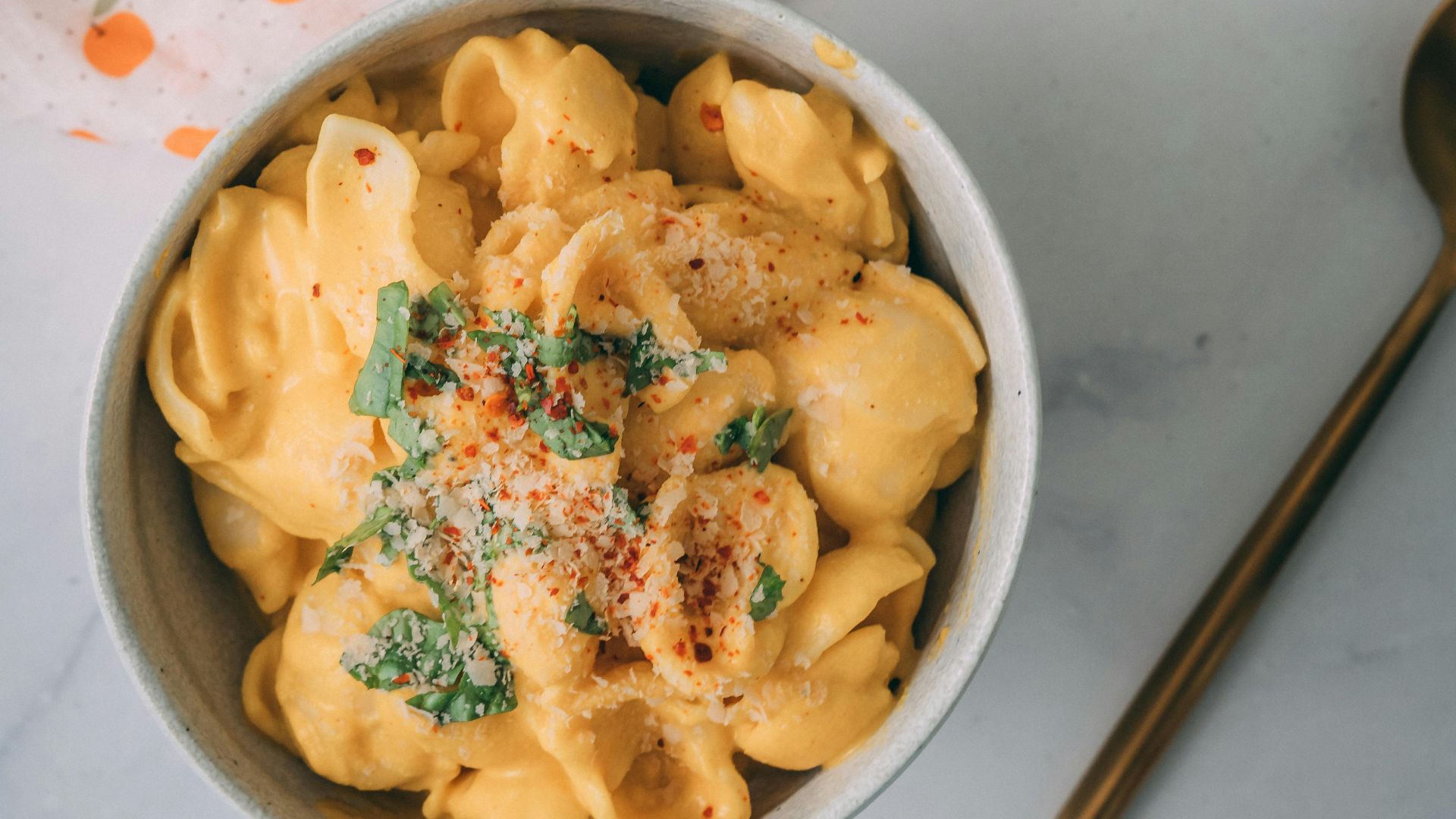 17. Macaroni au fromage avec sauce séparée