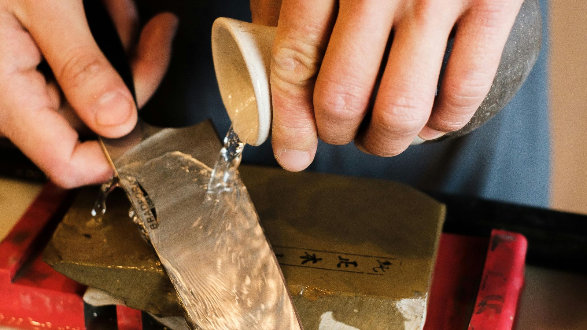 4. Aiguiser un couteau à la main
