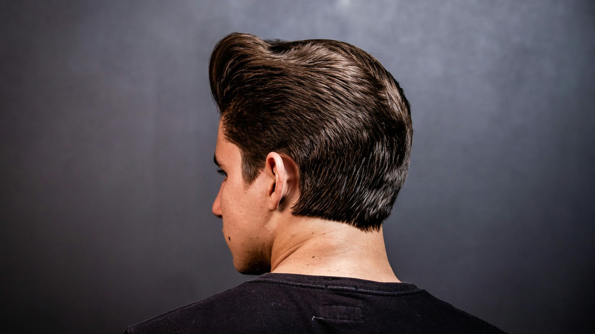 7. Cheveux lissés en arrière