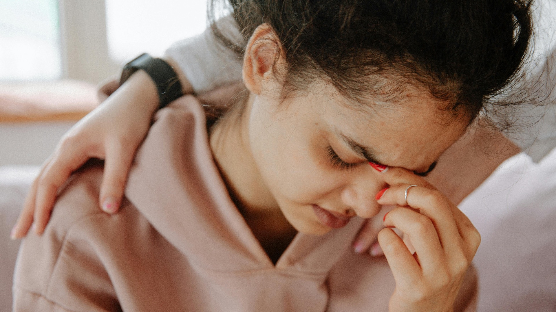 18. Les autres filles semblent épuisées en sa présence.