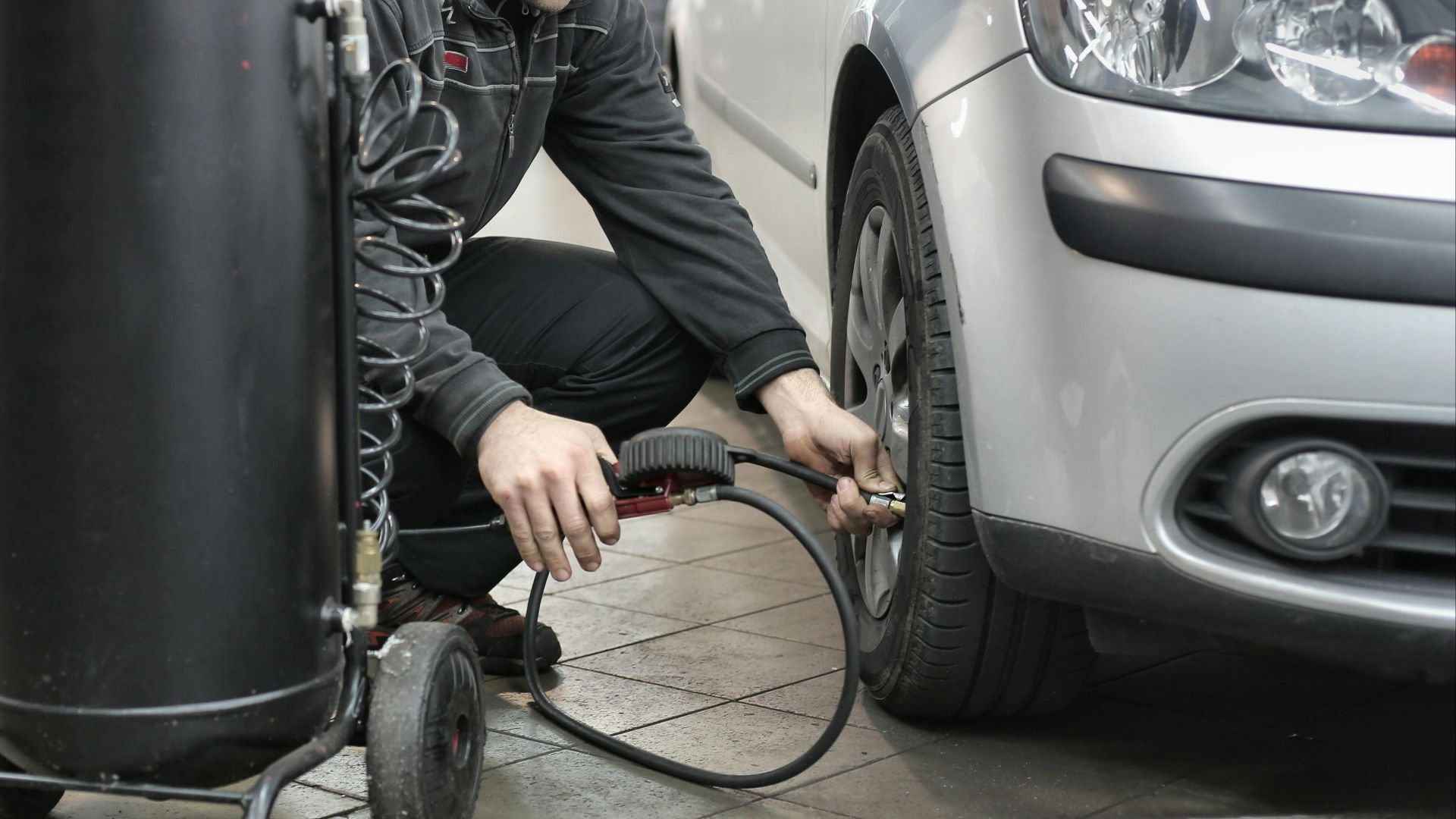 1. Vérifiez la pression des pneus lorsqu'ils sont froids.