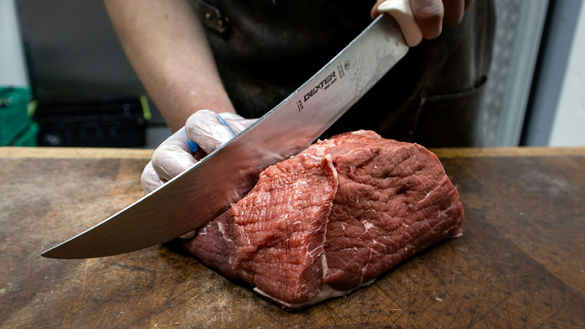 17. Portez des gants lorsque vous manipulez de la viande crue.