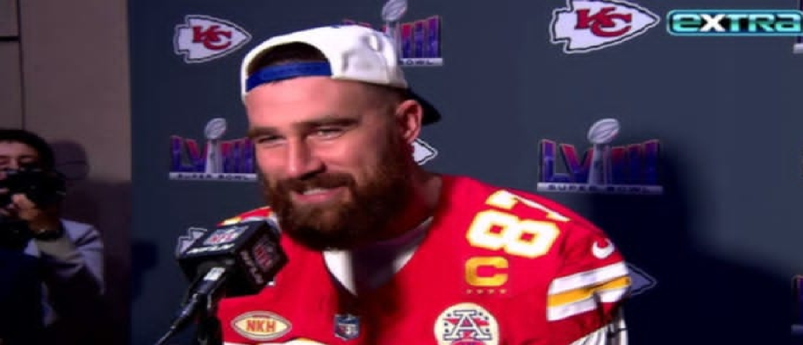 Travis Kelce signs a three-year contract