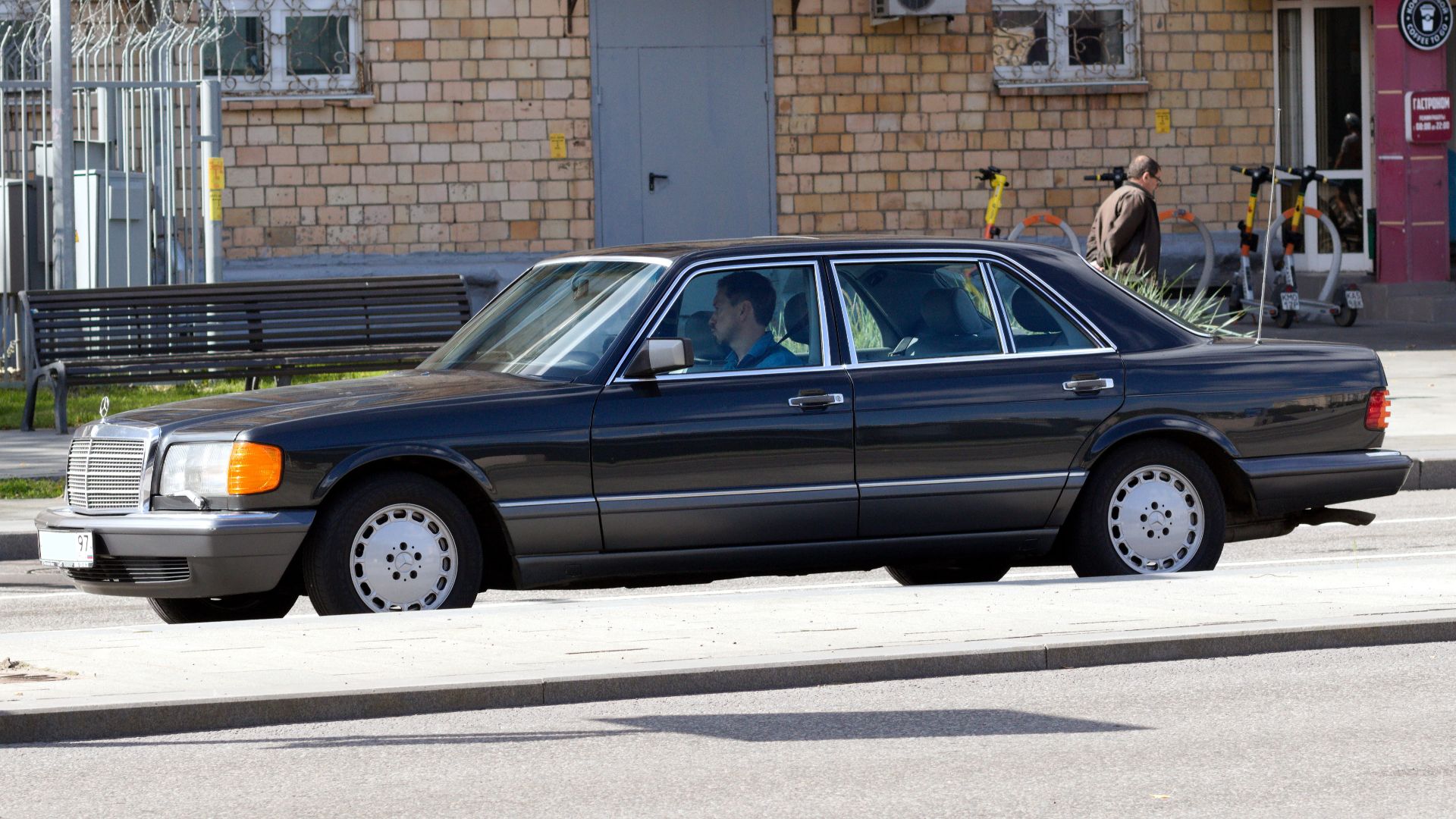 2. La berline de luxe à empattement long (560SEL)
