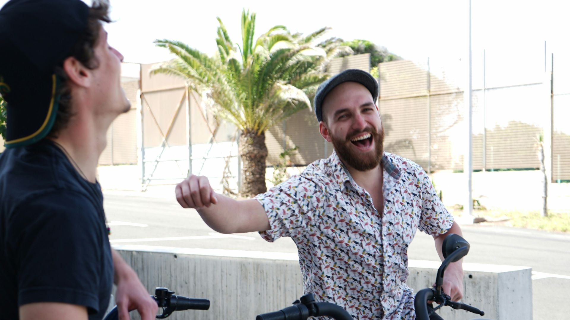 3. Il devient généreux avec tout le monde