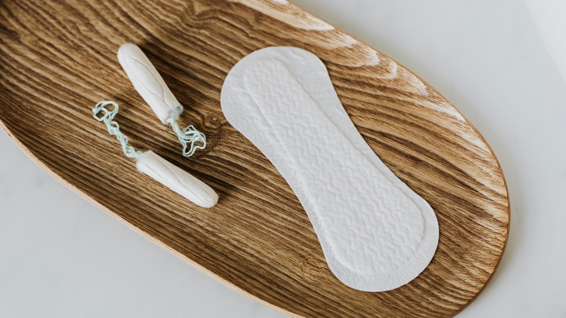 Tampons ou serviettes hygiéniques ? 10 raisons pour lesquelles les tampons sont préférables et 10 raisons pour lesquelles certaines personnes continuent de préférer les serviettes hygiéniques