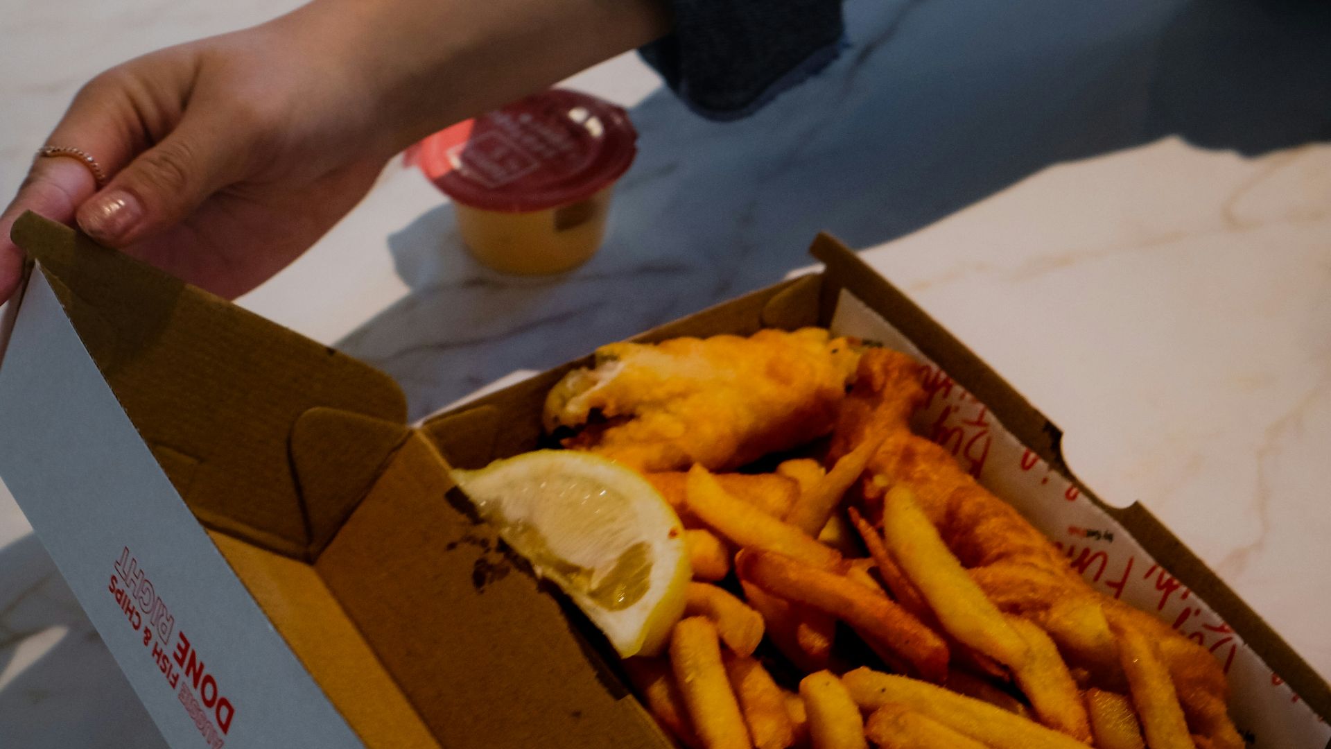 9. Voler des frites après avoir dit qu’on n’en voulait pas