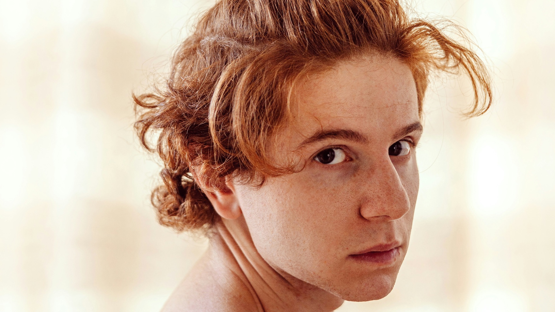 8. Cheveux blond vénitien + yeux marron foncé