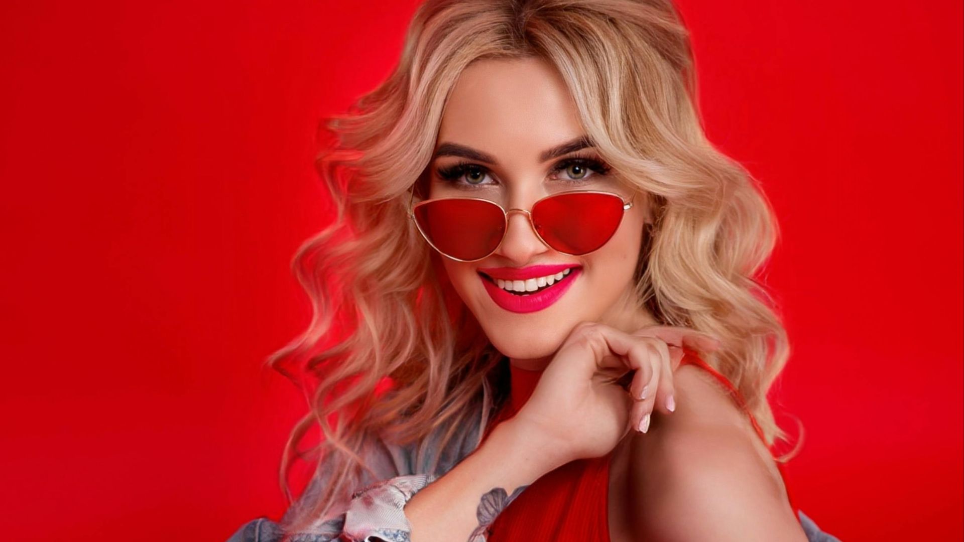 10 couleurs qui mettent les blondes en valeur et 10 qui les ternissent