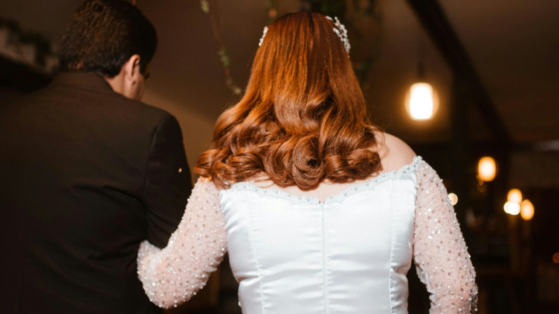 11. Un corsage orné de perles et une jupe simple
