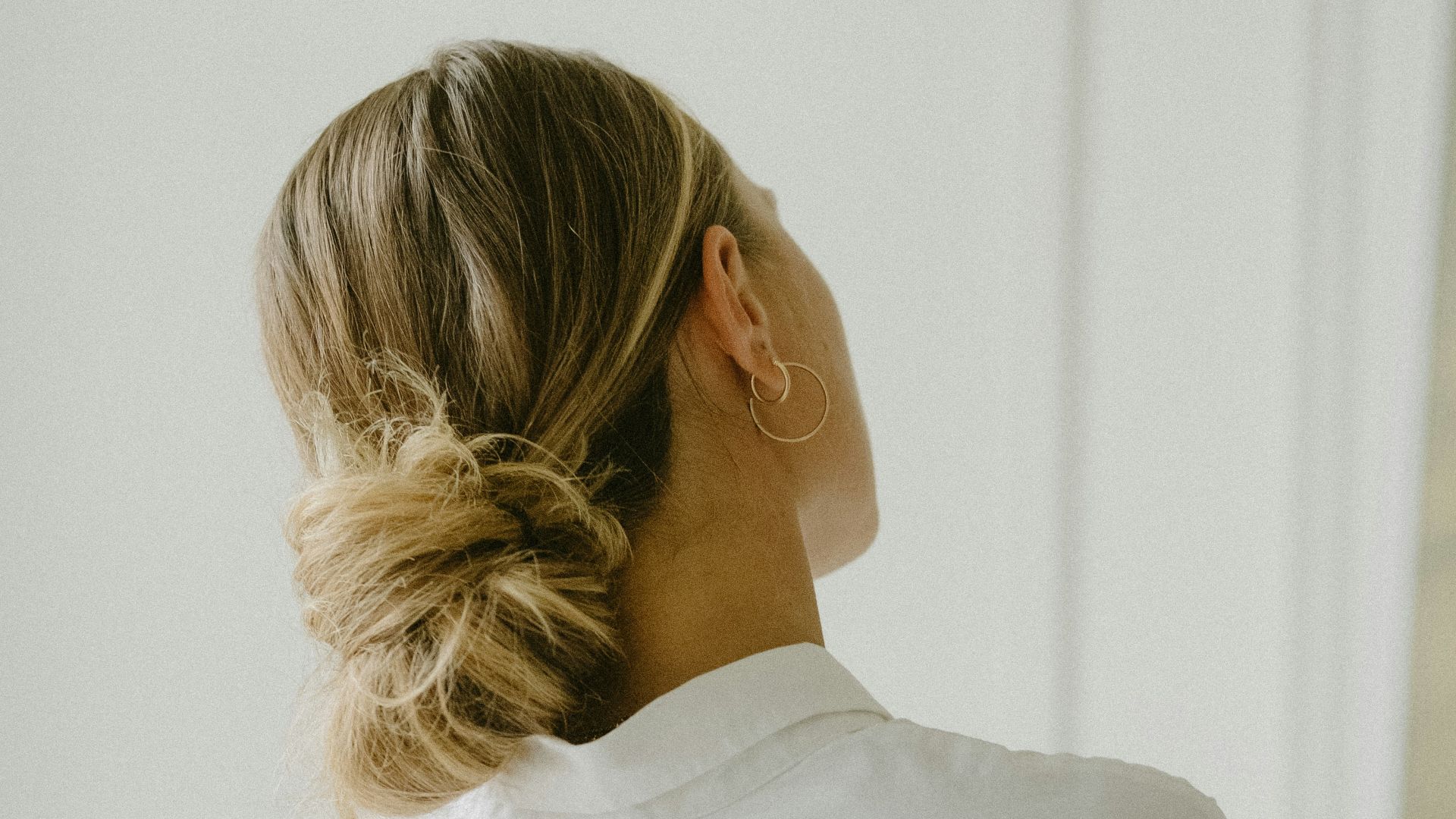 15. Chignon bas pour les visages carrés et ronds