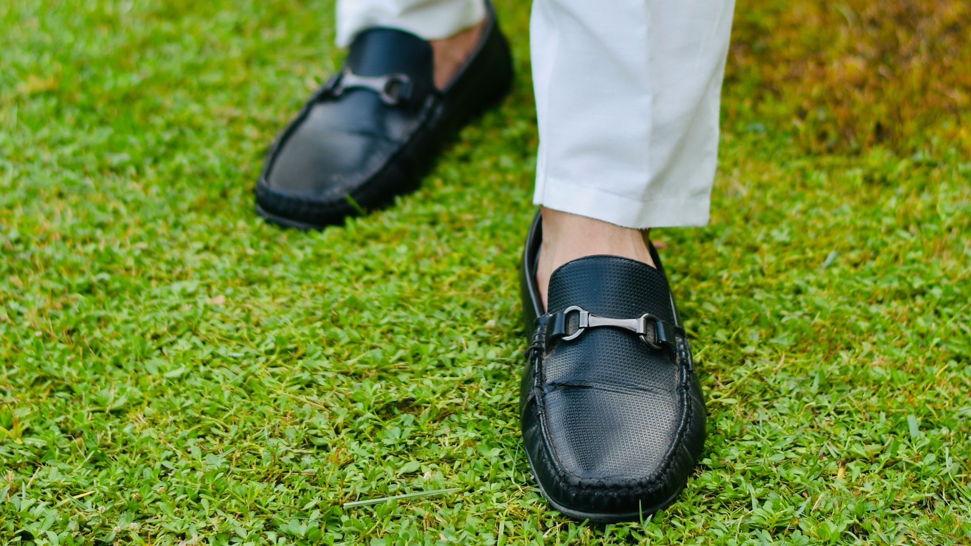 3. Mocassins minimalistes en cuir