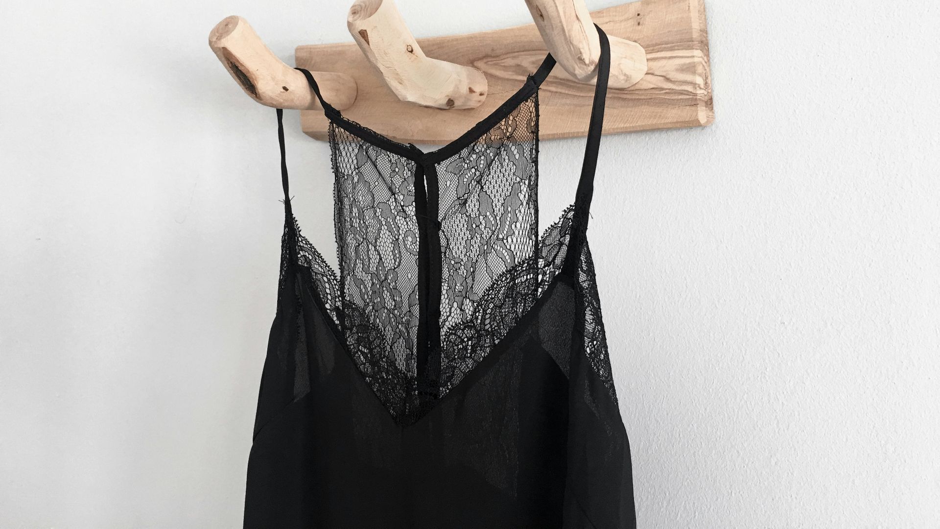 17. Hauts en dentelle et pantalons utilitaires