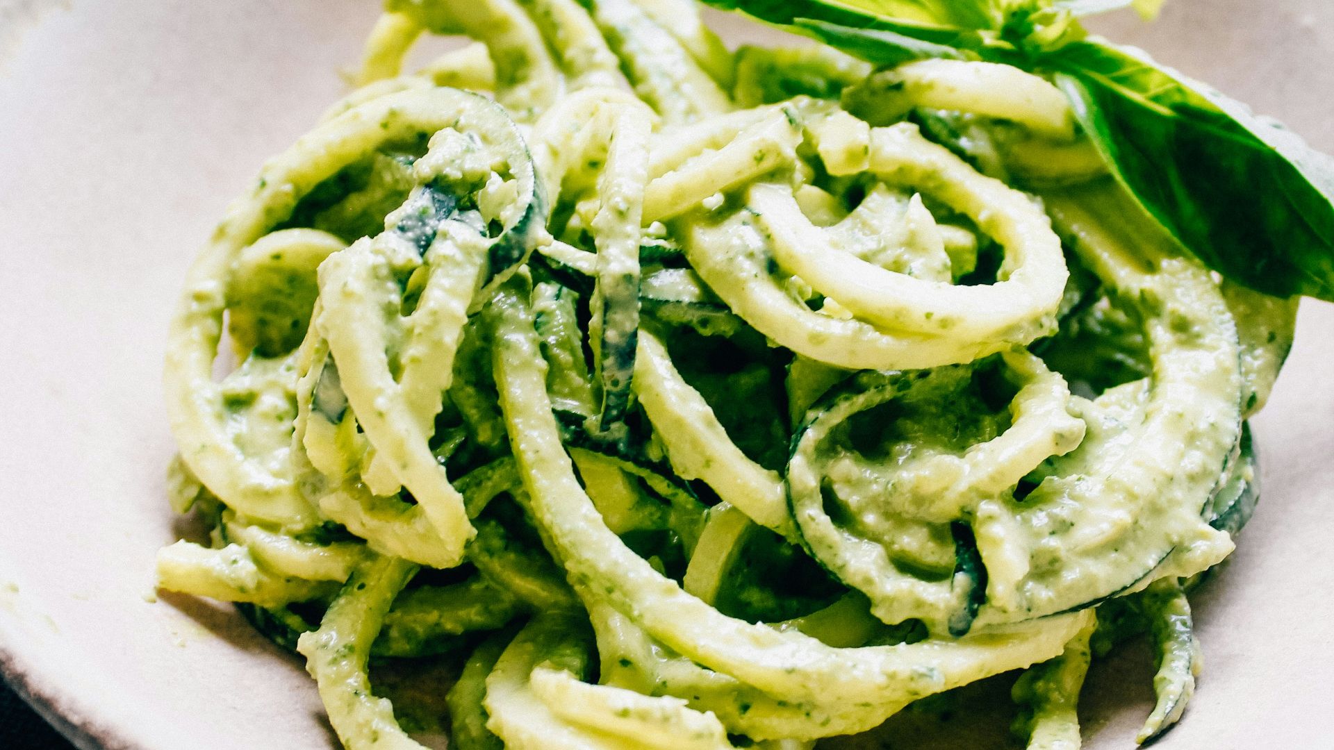 14. Nouilles de courgettes au pesto (d'inspiration italienne)