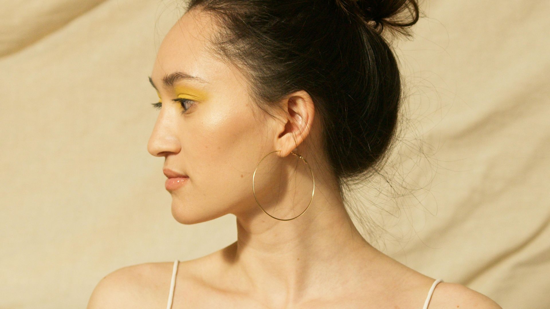 20. Un chignon décoiffé avec de simples créoles dorées