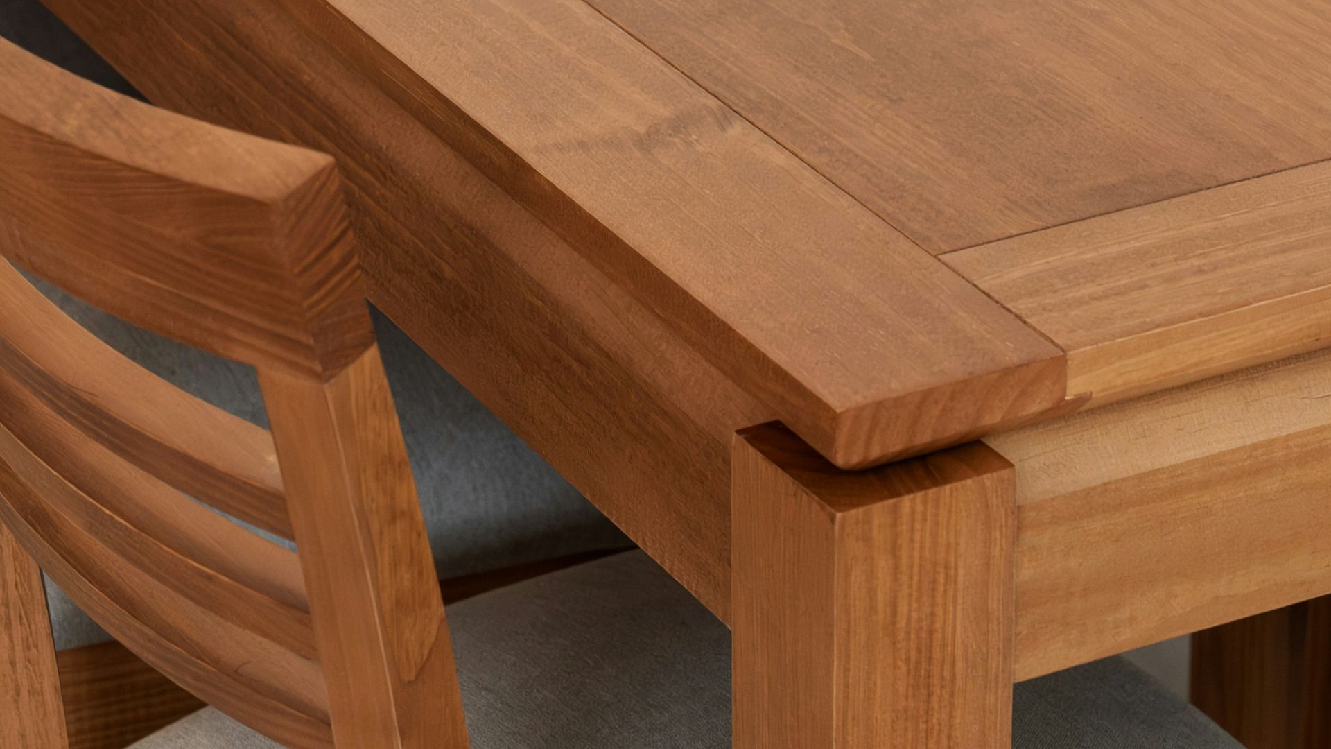 1. Tables de salle à manger en bois massif