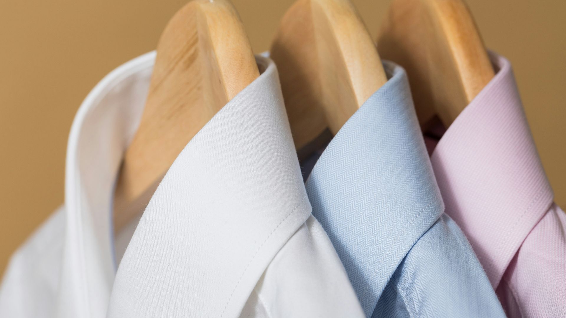4. Une chemise blanche impeccable à boutons