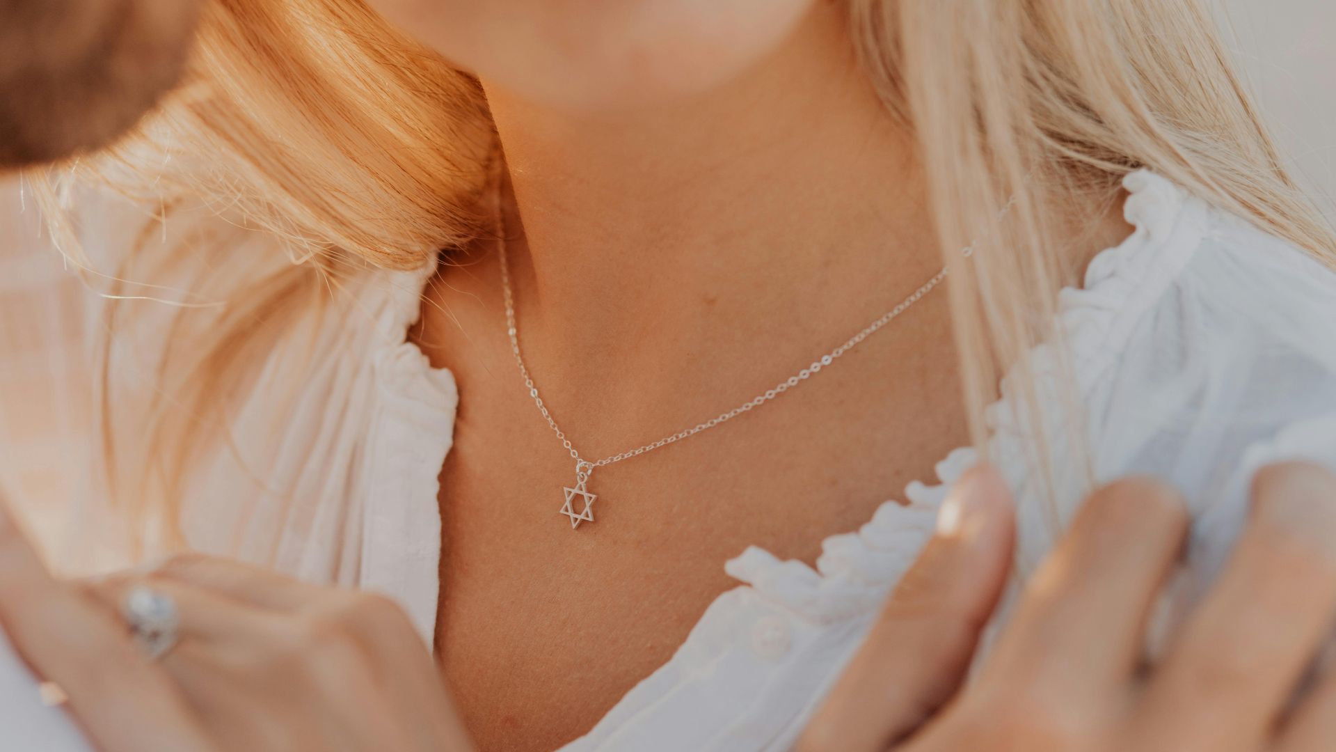 12. Bijoux raffinés et basiques sobres