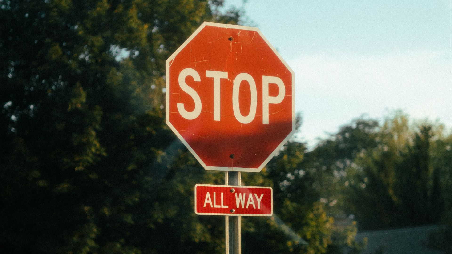 12. Faire signe de la main aux intersections à quatre stops