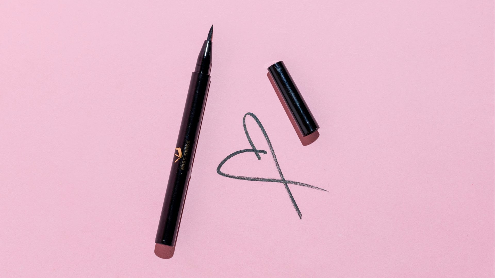 19. Renouveler l'application de l'eyeliner dans les coins extérieurs