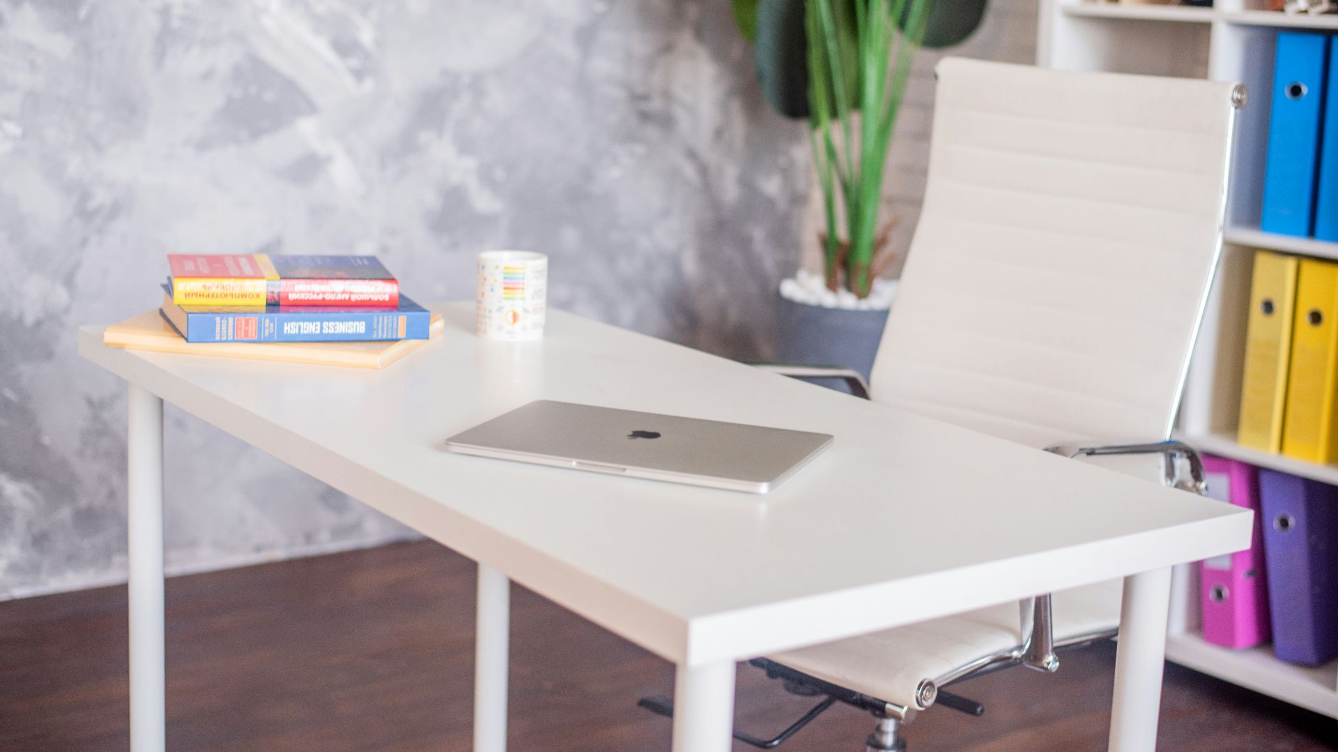 4. Bureaux minimalistes en aggloméré