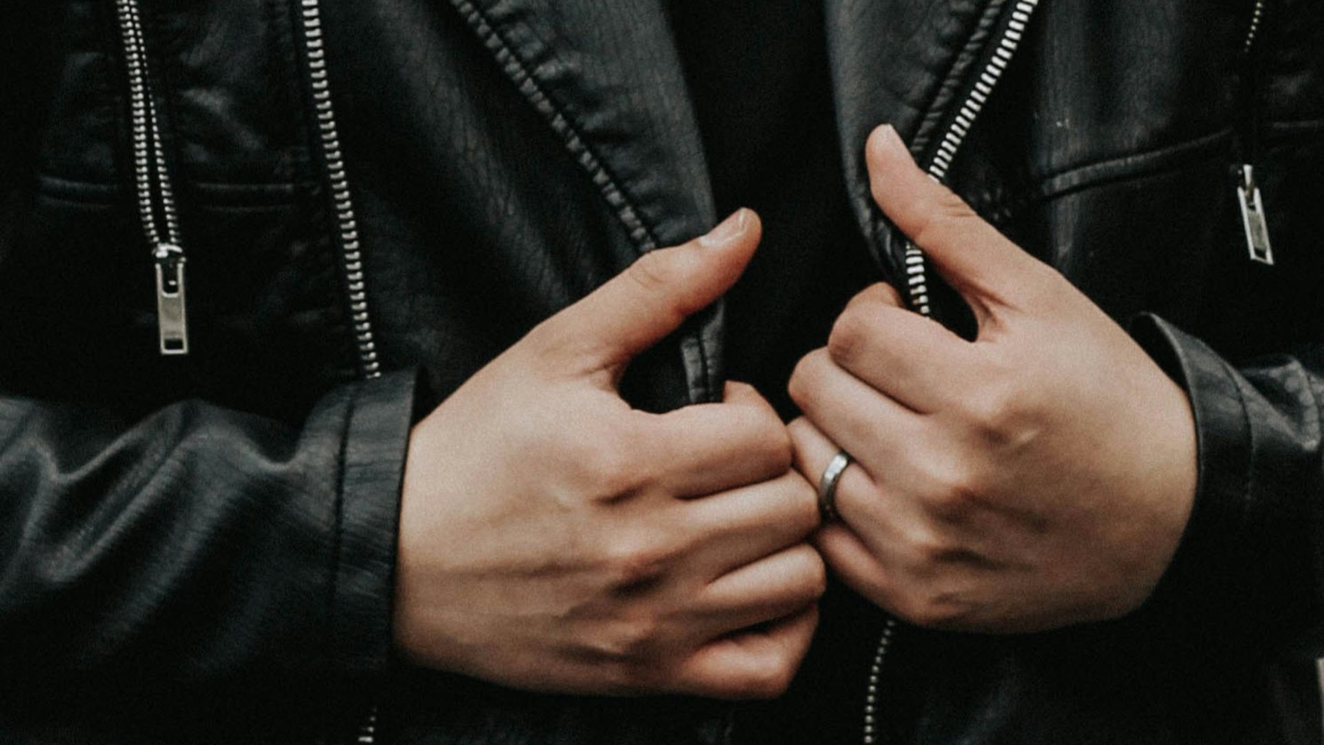 6. Des vestes en cuir pour un look audacieux