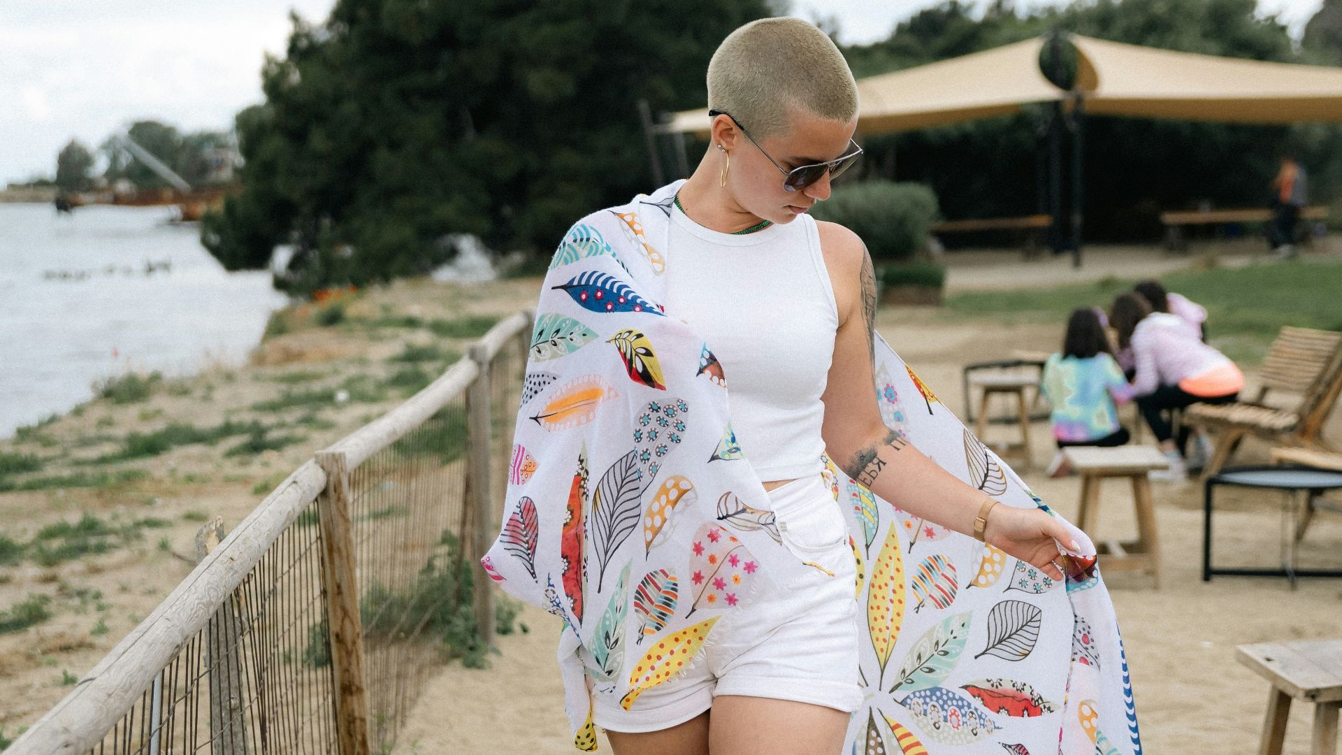 5. Des robes à fleurs par-dessus un maillot de bain