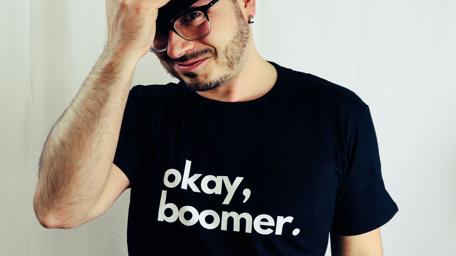 7. Des chaussettes originales et un t-shirt humoristique
