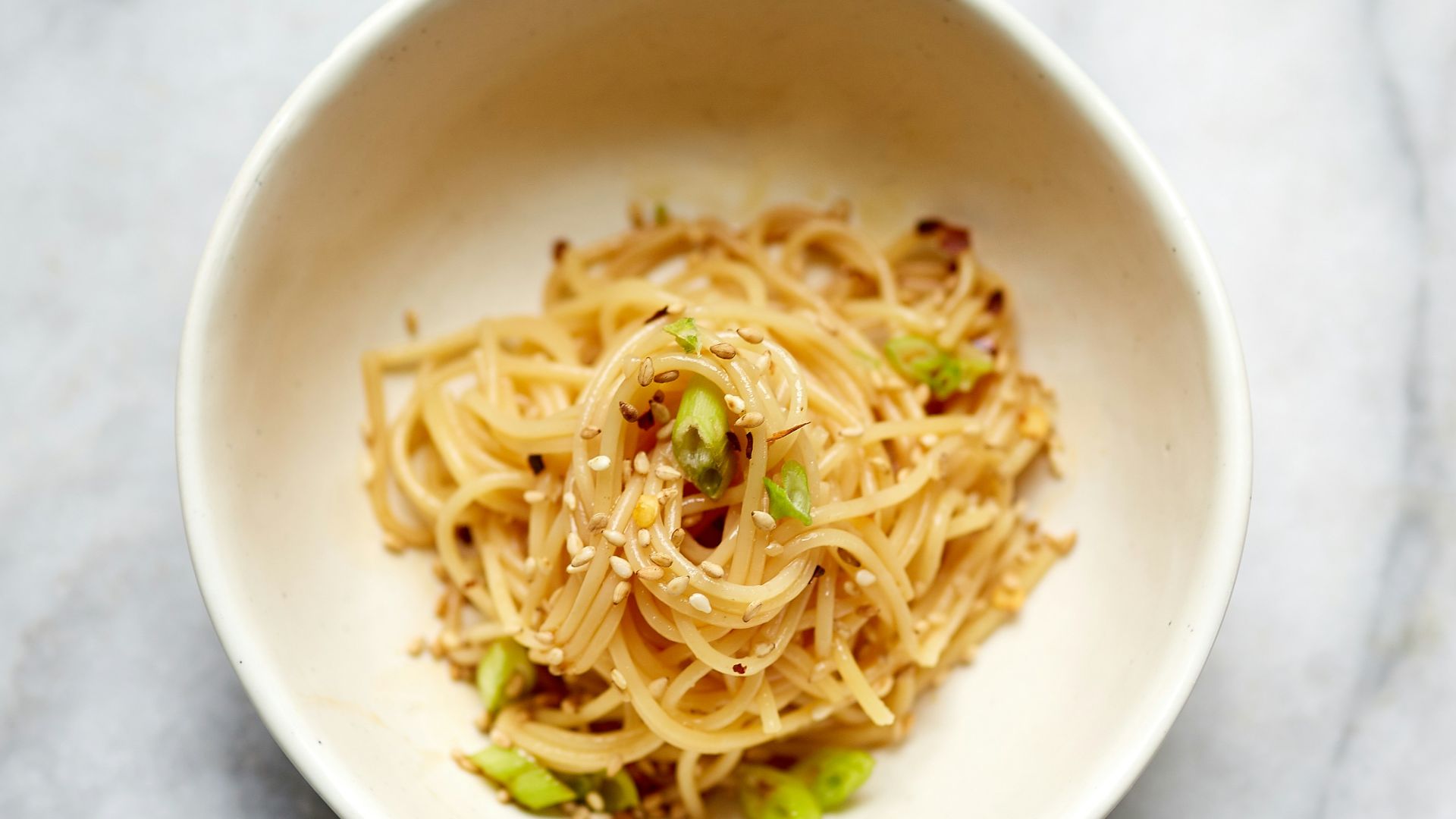 14. Nouilles au miso et au gingembre accompagnées d'edamame
