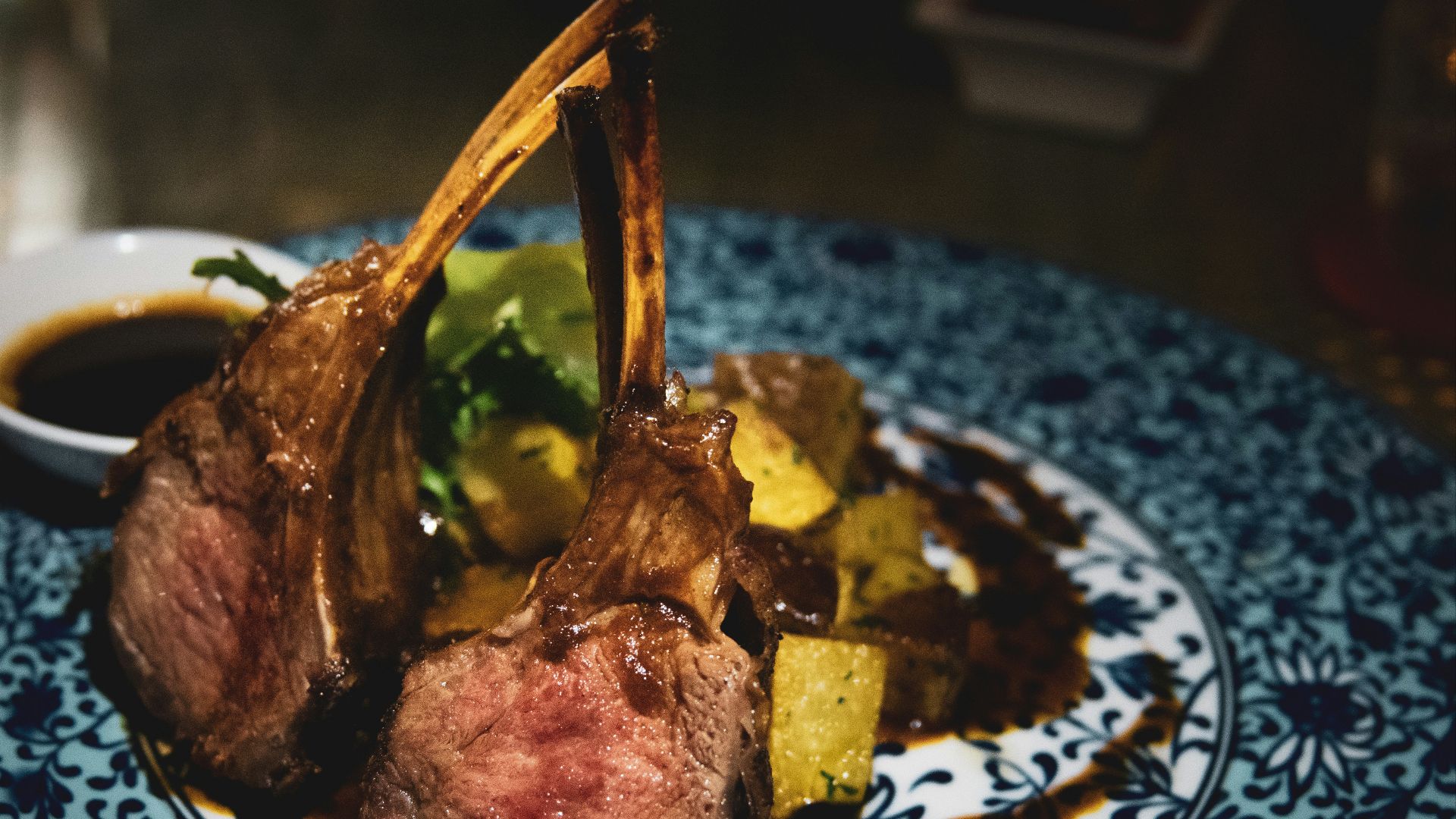 7. Côtelettes d'agneau à la sauce aux herbes