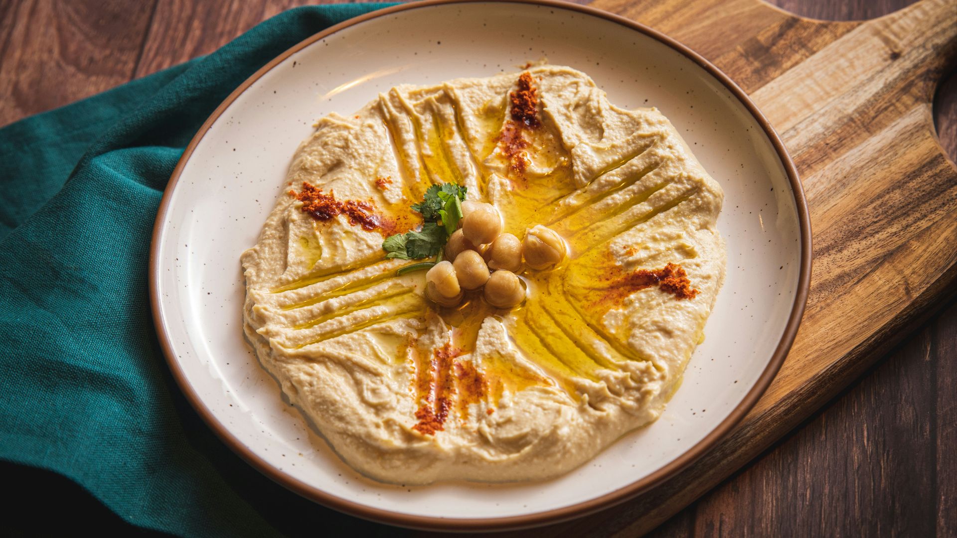 1. Assiette de houmous méditerranéen