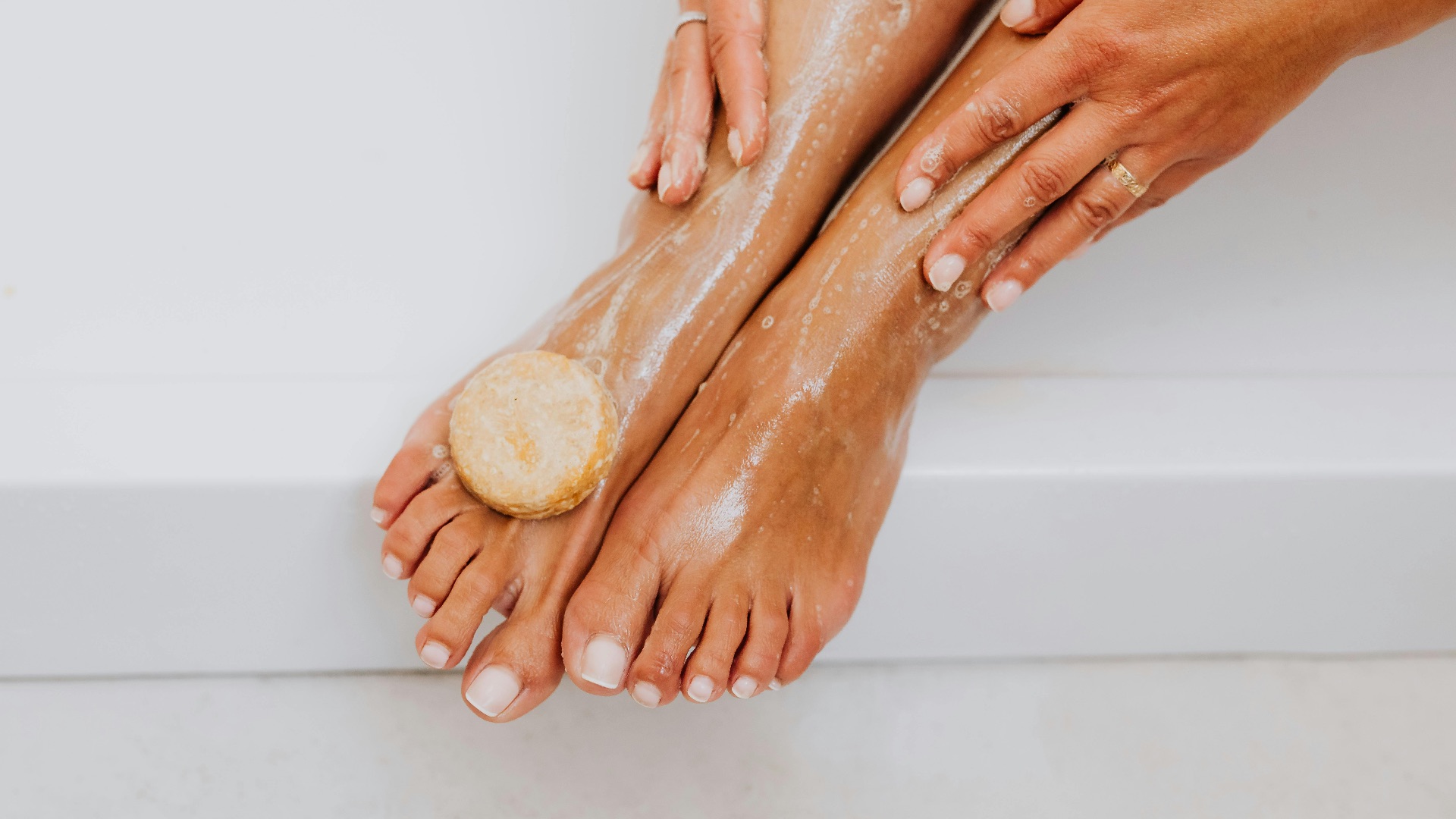 5. Exfoliez régulièrement vos pieds
