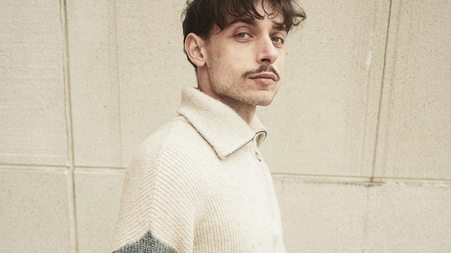 3. Pull et jean foncé