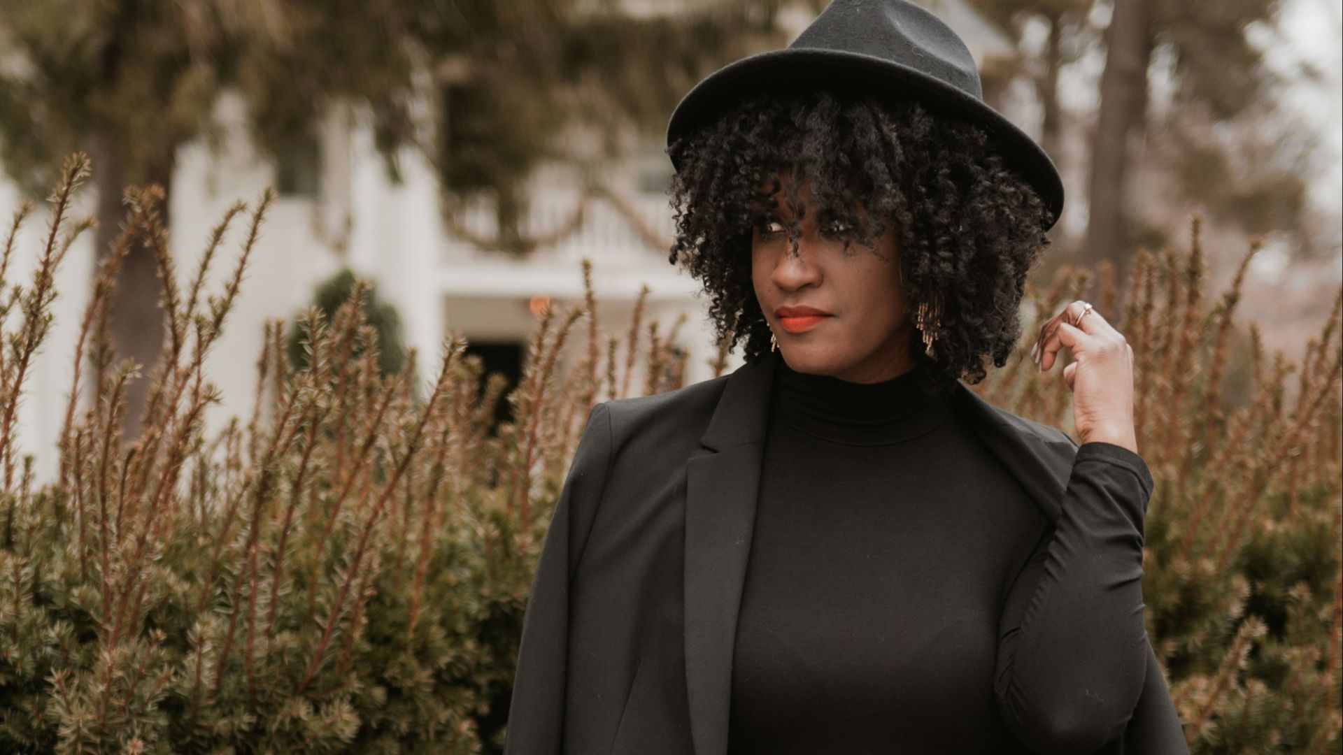 9. Tout en noir avec des détails discrets