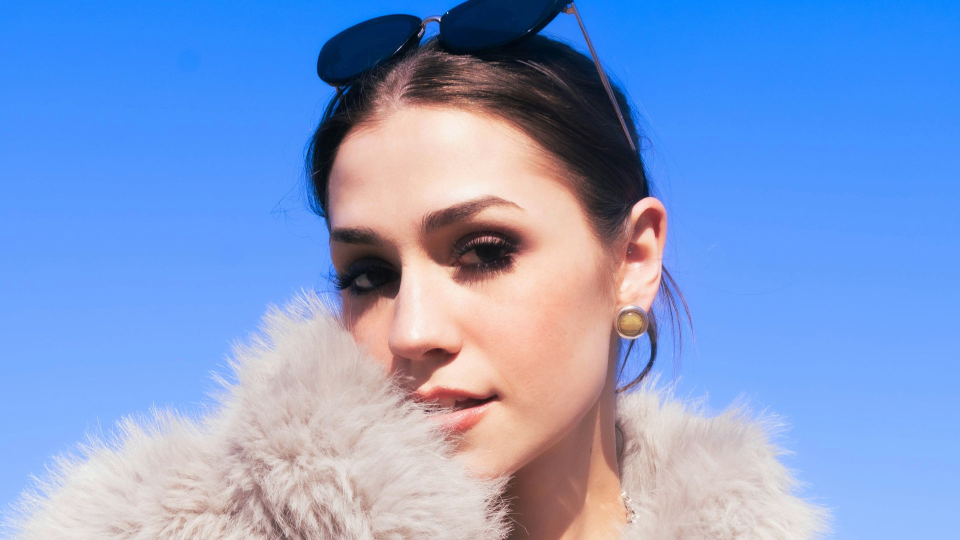 6. Un manteau original sur une tenue simple