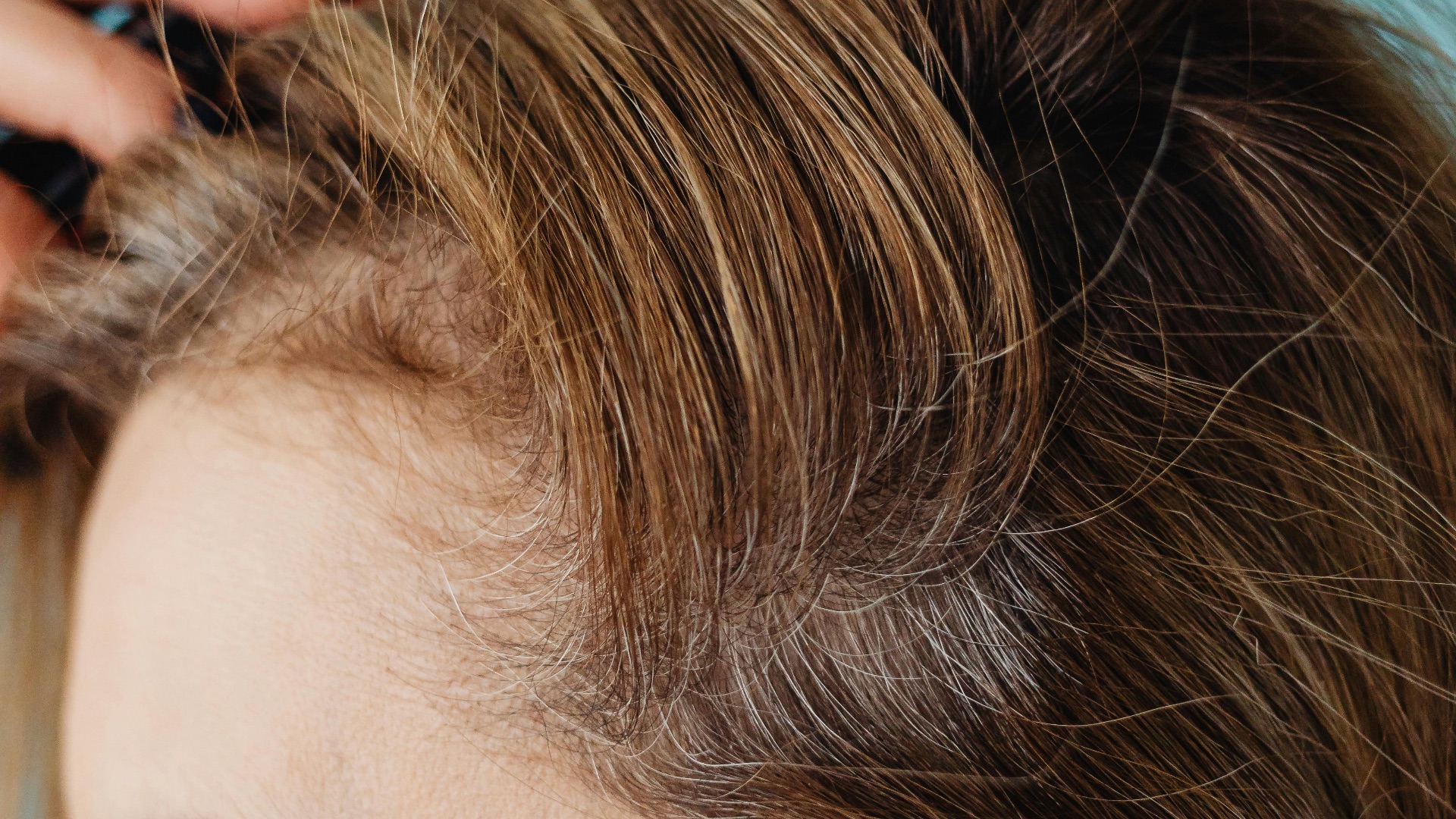 6. Appliquez le produit strictement sur les racines