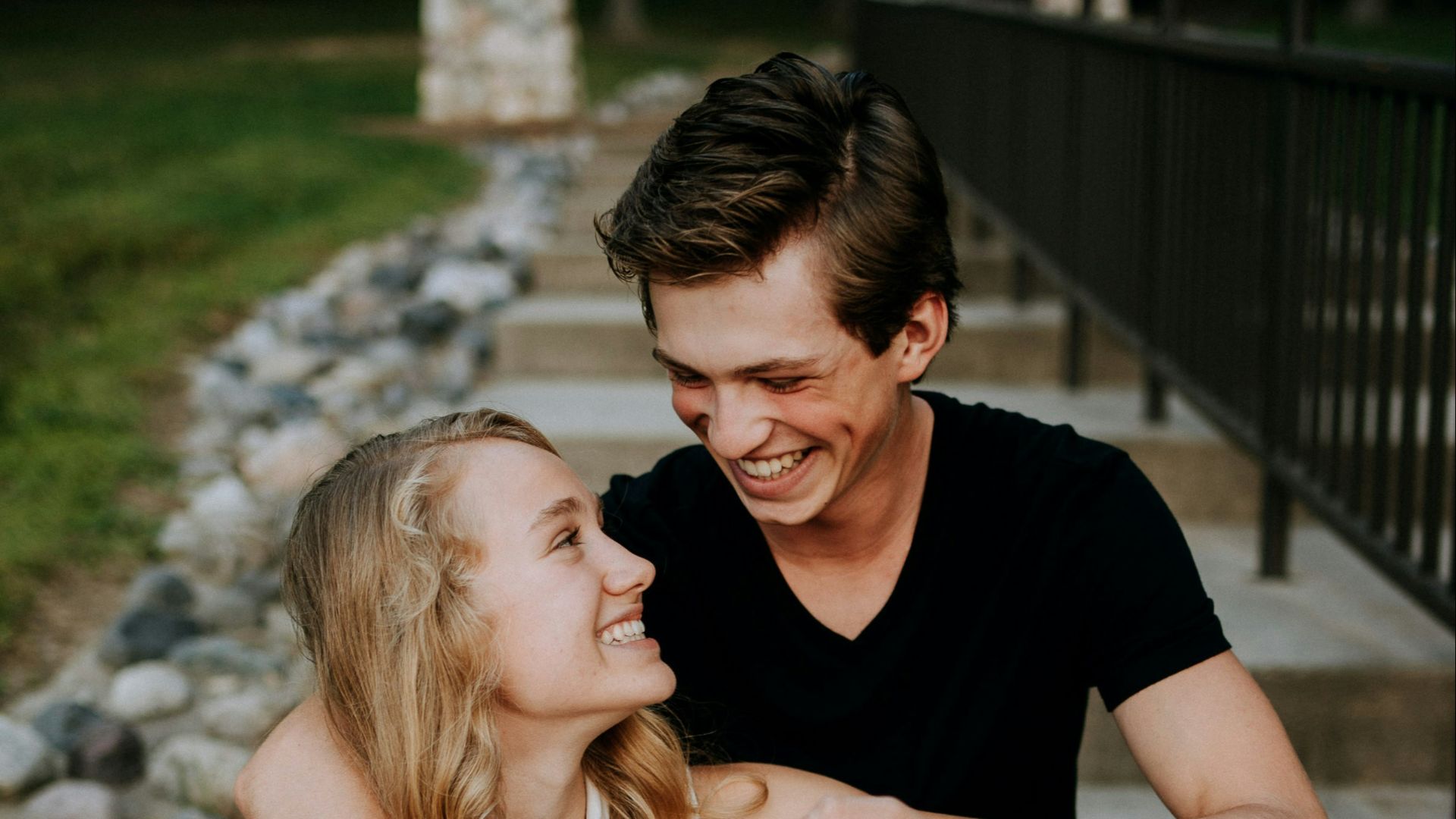 3. Ils gardent leurs marques d'affection physiques décontractées