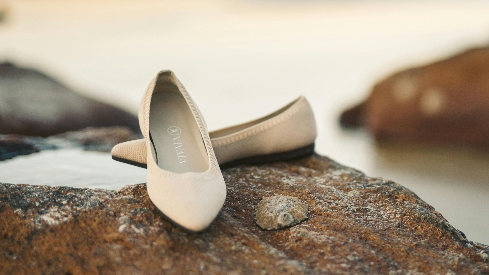 18. Une paire de chaussures plates