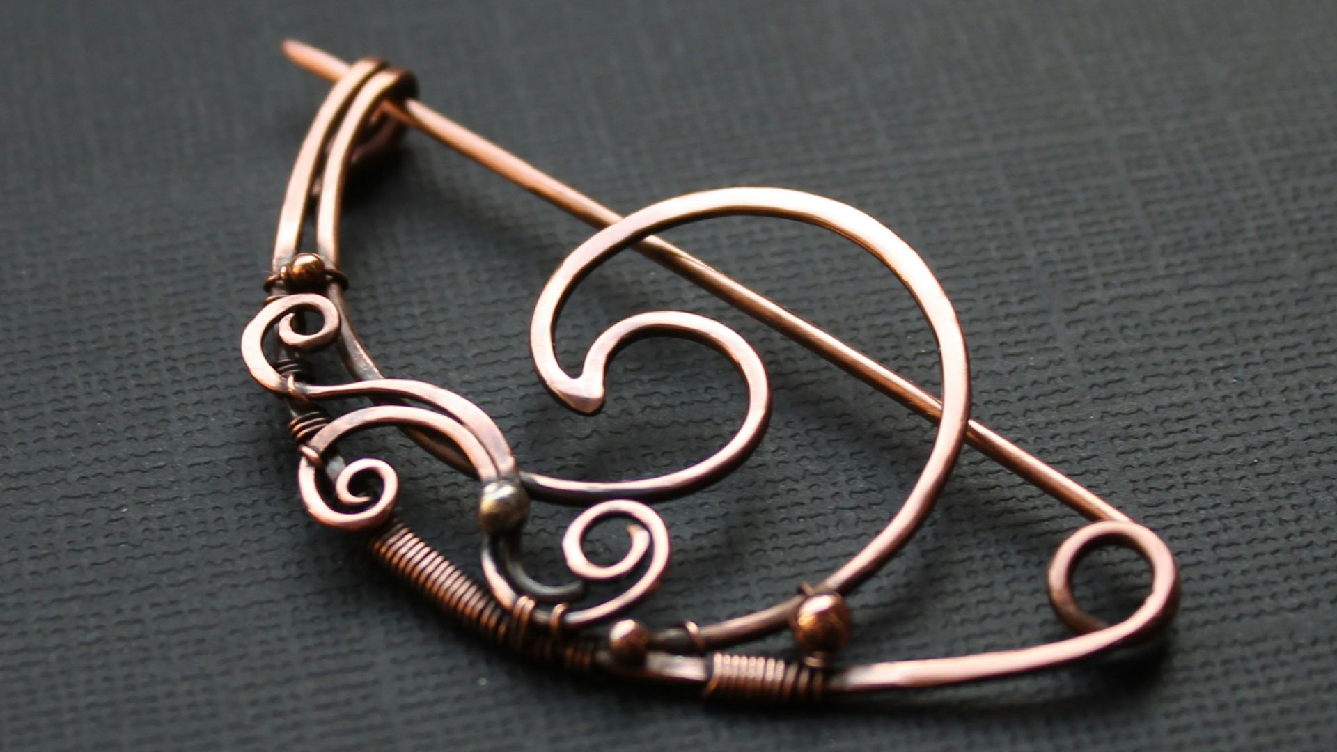 2. Une broche de famille