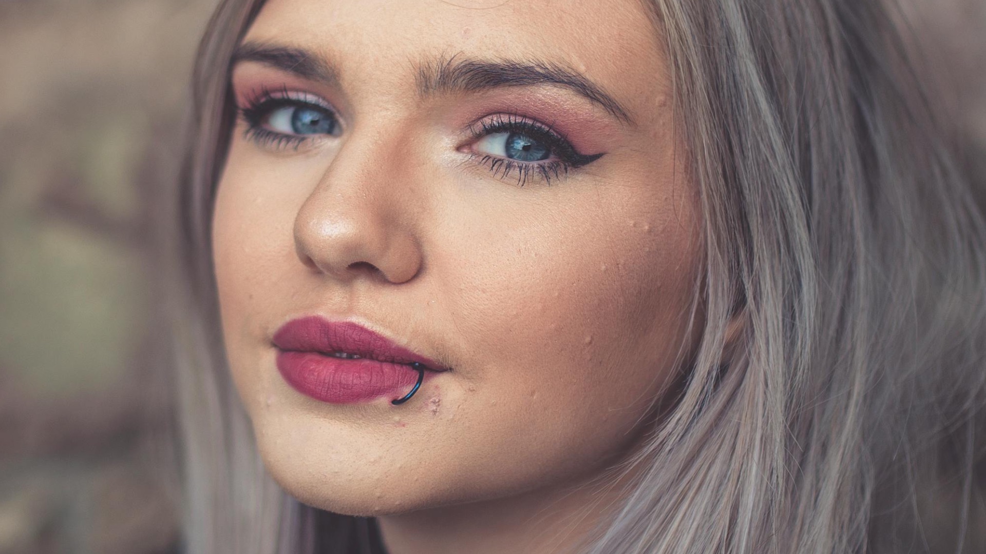 6. Cheveux blancs naturels ou argentés + yeux clairs