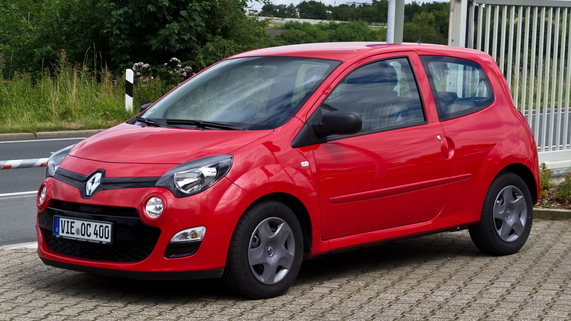 14. La petite française originale (Renault Twingo)