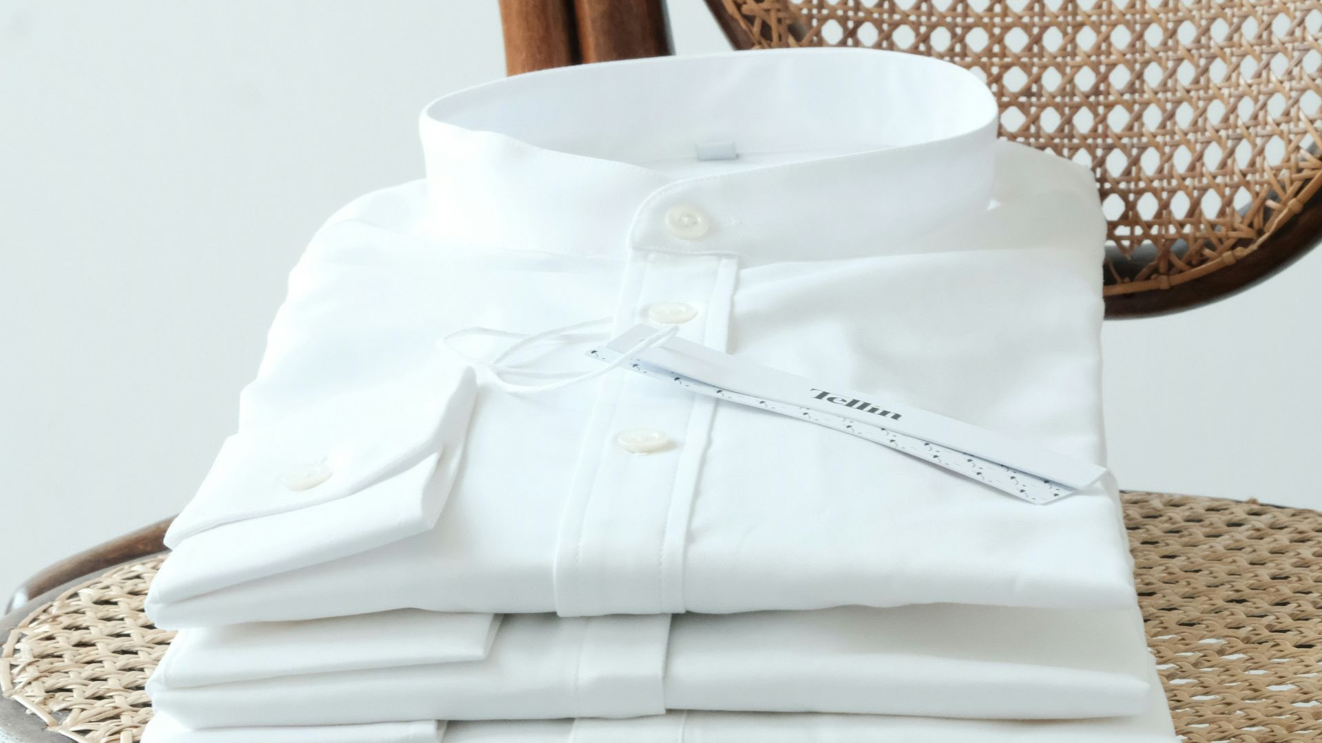 2. Chemise blanche impeccable à boutons